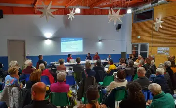 Réunion publique du collectif dans une salle comble