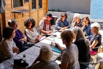 Atelier de travail en terrasse autour d'une grande table
