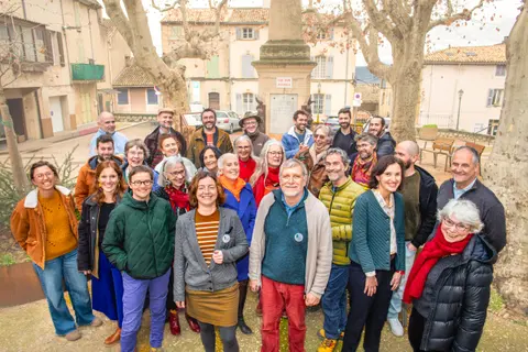Les membres du Collectif Citoyen de Cadenet réunis sur une place du village